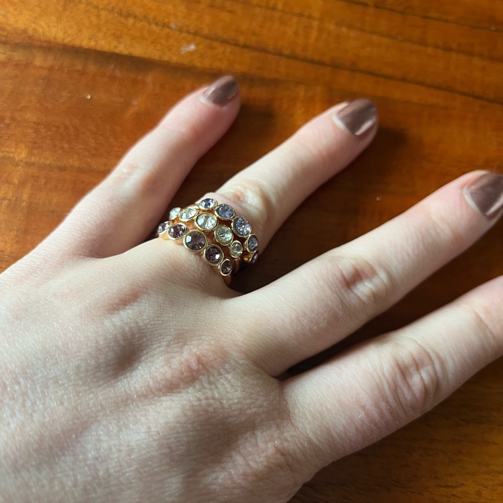 Elegant Gold tone stackable purple lilac and clear ring set approx size 6/7